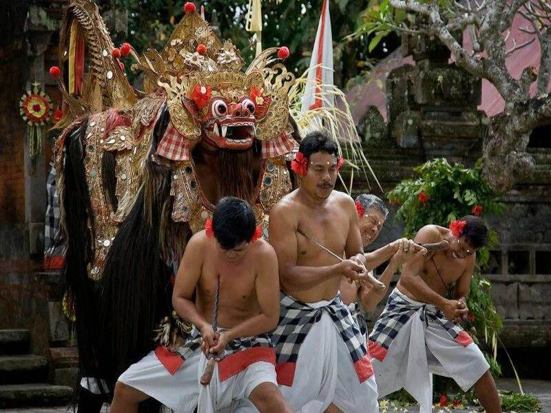Tradisi Ngurek atau Ngunying Atraksi Upacara Sakral Warga Bali