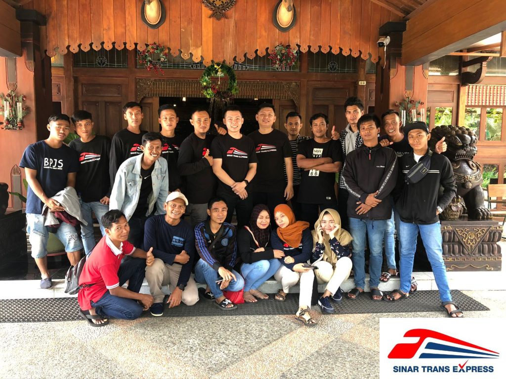 Komunitas Sinar Trans Surabaya: Kegiatan Berbagi Kepada Anak Yatim