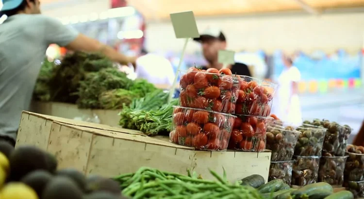 Seasonal Flavors : Summer Food Festivals & Farmers Markets in Muscatine